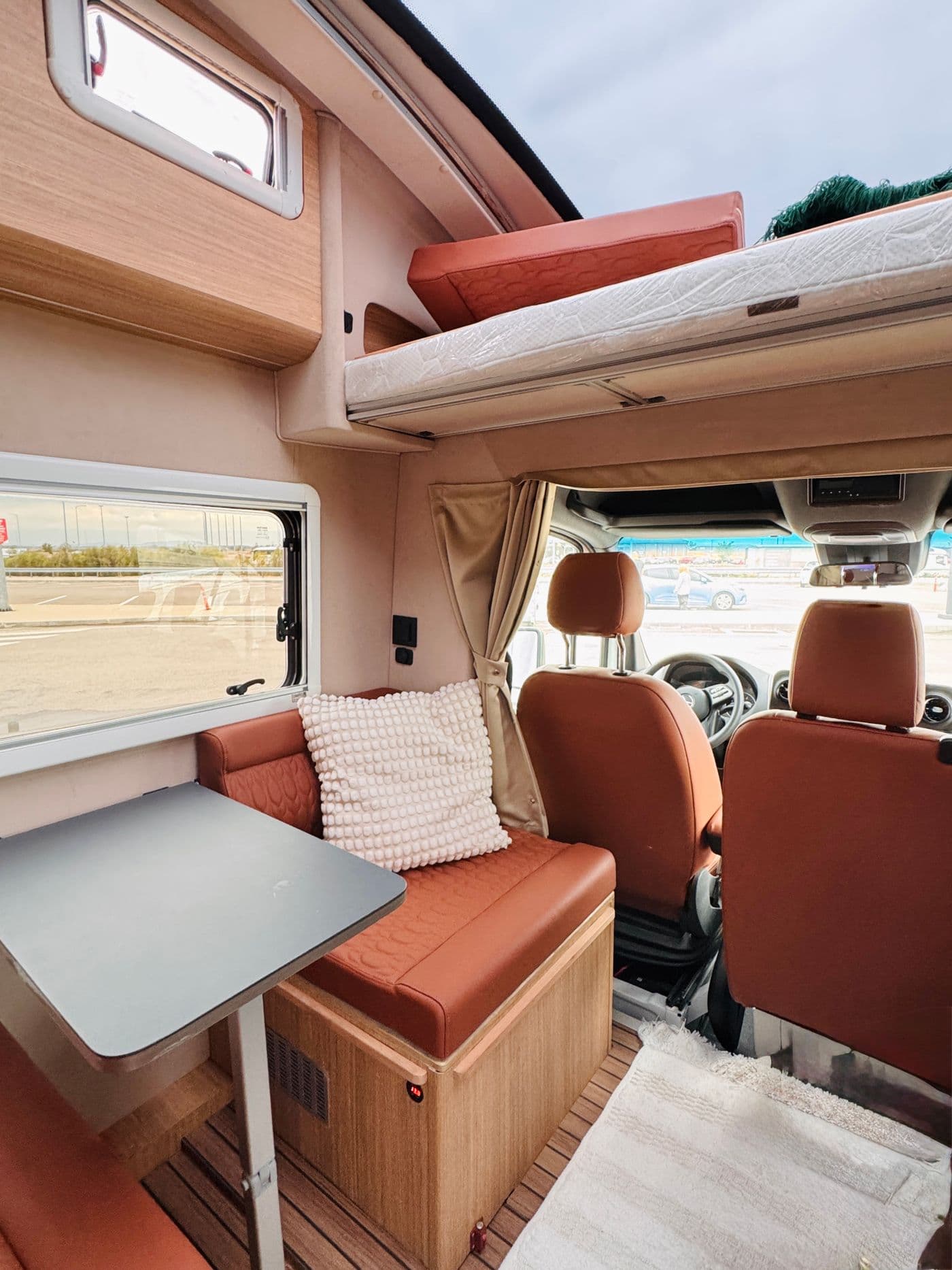 Sıcak ahşap detaylı modern karavan iç mekânı